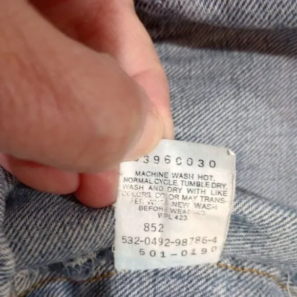 501-0190 Levi's Button-Fly Denim Jeans Original size 31x32Current size 30x30.5